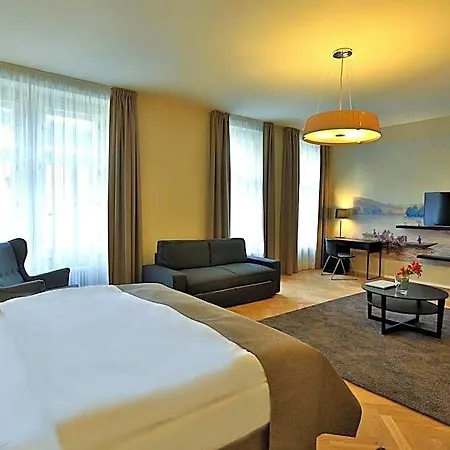 & 4* Praag