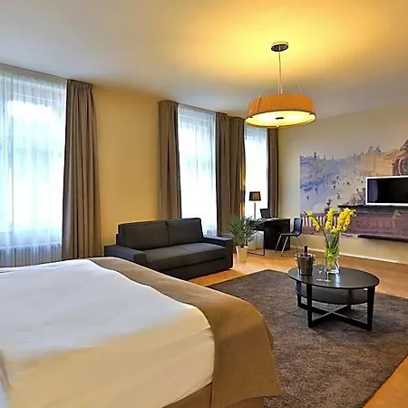 & 4* Praag